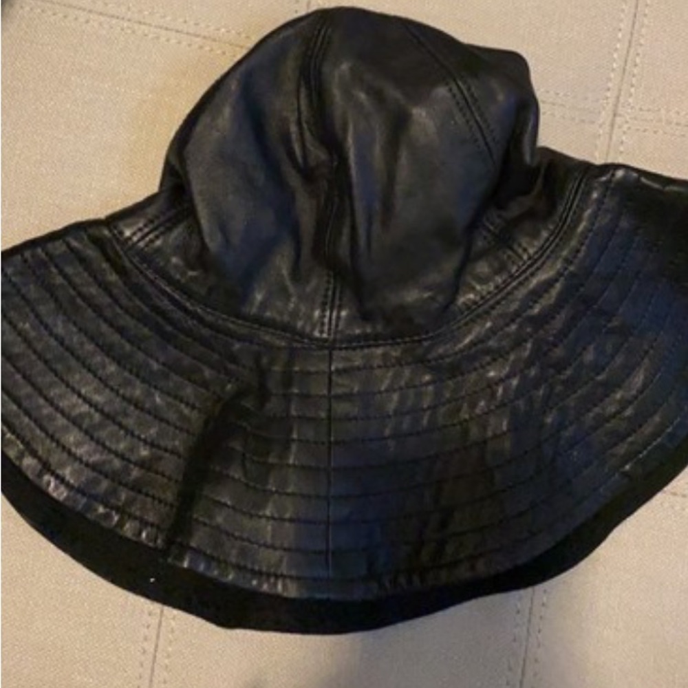 Wilson’s 💯 leather hat size sm/med